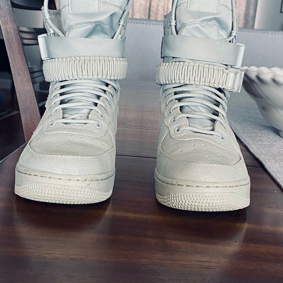 NIKE SF Air Force 1 High-Top, Women’s 9.5
Waterproof, light silver/Mica Green - Picture 4 of 11